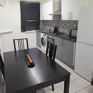 Two Bedroom Close To Central Apartment